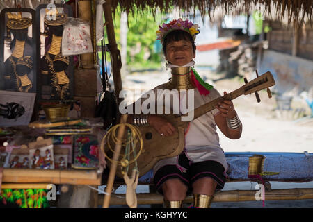 CHIANG RAI, Tailandia - 4 Novembre 2017: Unidentified lungo collo Karen hill tribe donna cantare Foto Stock