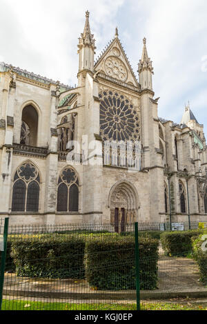 Veduta della Basilica di Saint Denis (Basilique Saint-Denis) nel comune di Saint-Denis, un sobborgo settentrionale di Parigi, Francia. Foto Stock
