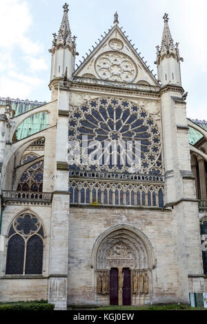 Veduta della Basilica di Saint Denis (Basilique Saint-Denis) Parigi Francia. Il primo edificio in stile gotico. Foto Stock