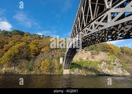 Il reticolo 1812 ghisa bridge progettato da Thomas Telford attraverso il fiume Spey a Craigellachie Morayshire. La Scozia. Foto Stock