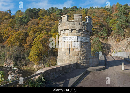 Il reticolo 1812 ghisa bridge progettato da Thomas Telford attraverso il fiume Spey a Craigellachie Morayshire. La Scozia. Foto Stock