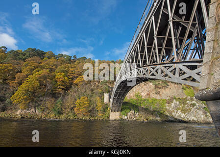 Il reticolo 1812 ghisa bridge progettato da Thomas Telford attraverso il fiume Spey a Craigellachie Morayshire. La Scozia. Foto Stock