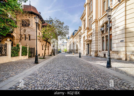 La bellissima strada Postei nel quartiere Lipscani, in un momento di tranquillità senza gente, centro storico di Bucarest, Romania Foto Stock