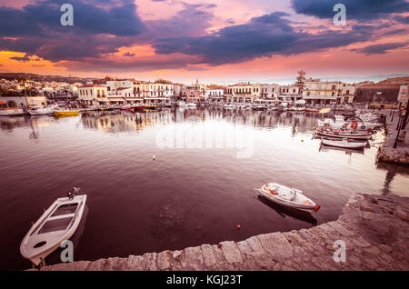 Vista del vecchio porto veneziano di Rethimno al tramonto. Creta, Grecia Foto Stock