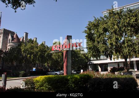 Segno con il logo e una porzione dell'edificio principale sono visibili presso la sede del Credit Bureau Equifax in downtown Atlanta, Georgia, 20 settembre 2017. Nel settembre del 2017, una violazione dei dati a Equifax esposte le informazioni personali di migliaia di clienti. Foto Stock