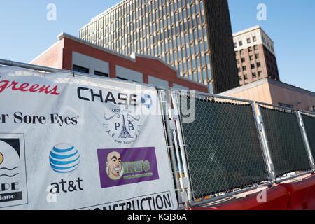 Il cartello per le aziende locali è apposto su una recinzione di costruzione in un cantiere durante la ristrutturazione della stazione Bay area Rapid Transit (BART) nel centro di Berkeley, California, 6 ottobre 2017. () Foto Stock