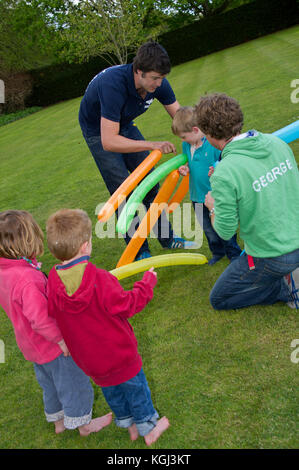 Sharky & George (Charlie Astor di capelli scuri & George Whitefield) i bambini gli organizzatori di partito ad una parte dei bambini nel Dorset. Foto Stock