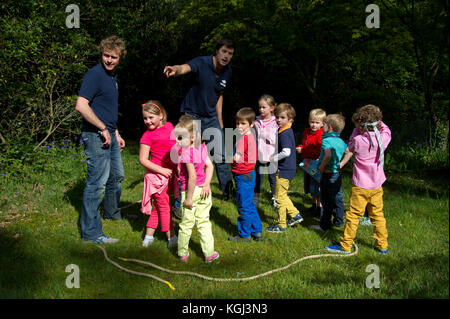 Sharky & George (Charlie Astor di capelli scuri & George Whitefield) i bambini gli organizzatori di partito ad una festa per i bambini nel Dorset. Foto Stock