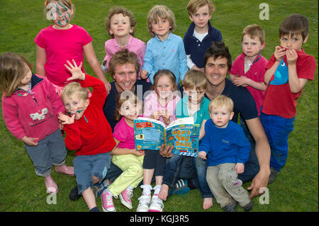 Sharky & George (Charlie Astor di capelli scuri & George Whitefield) i bambini gli organizzatori di partito ad una festa per i bambini nel Dorset. Foto Stock