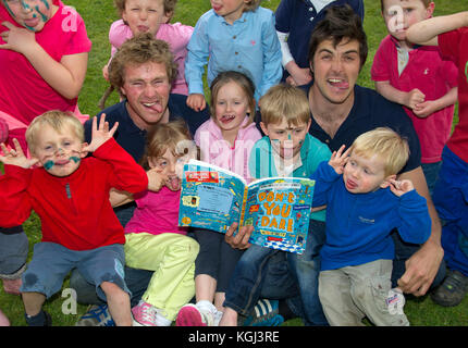 Sharky & George (Charlie Astor di capelli scuri & George Whitefield) i bambini gli organizzatori di partito ad una festa per i bambini nel Dorset. Foto Stock