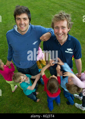 Sharky & George (Charlie Astor di capelli scuri & George Whitefield) i bambini gli organizzatori di partito ad una festa per i bambini nel Dorset. Foto Stock