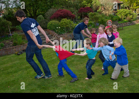 Sharky & George (Charlie Astor di capelli scuri & George Whitefield) i bambini gli organizzatori di partito ad una festa per i bambini nel Dorset. Foto Stock