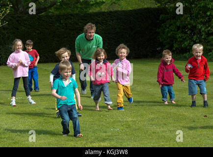 Sharky & George (Charlie Astor di capelli scuri & George Whitefield) i bambini gli organizzatori di partito ad una festa per i bambini nel Dorset. Foto Stock