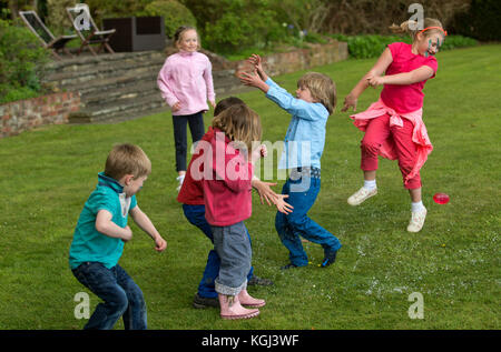 Sharky & George (Charlie Astor di capelli scuri & George Whitefield) i bambini gli organizzatori di partito ad una festa per i bambini nel Dorset. Foto Stock