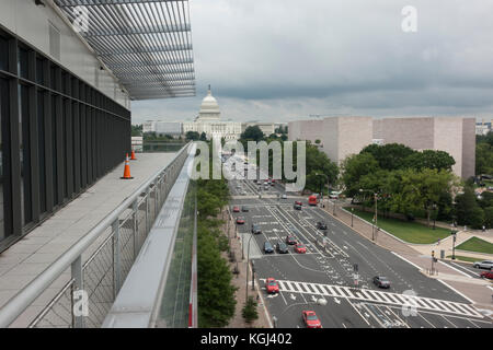 Vista di Pennsylvania Avenue NW dal Newseum verso il Capitol Building, Washington DC, Stati Uniti. Foto Stock