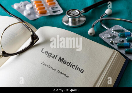 Aprire il libro di medicina legale e di medicina legale, immagine concettuale Foto Stock