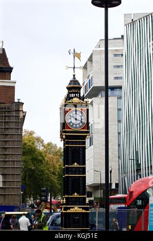 Ben poco di clock tower fuori Victoria Palace Theatre, London REGNO UNITO Foto Stock