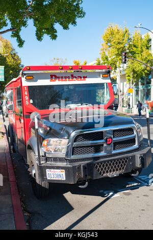 Camion blindato Dunbar di colore rosso brillante parcheggiato sul lato della strada a Berkeley, California, mentre effettuava un prelievo di contanti da un'azienda locale, il 6 ottobre 2017. () Foto Stock