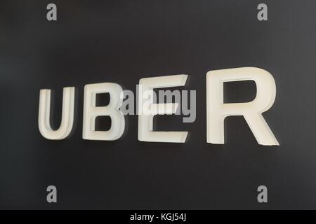 Cartello con il logo presso la sede centrale di car-sharing technology company Uber nel sud del mercato (SOMA) quartiere di San Francisco, California, 13 ottobre 2017. SoMa è noto per avere una delle più alte concentrazioni di aziende di tecnologia e di startup di qualsiasi altra regione del mondo. () Foto Stock