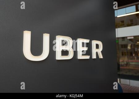 Cartello con il logo presso la sede centrale di car-sharing technology company Uber nel sud del mercato (SOMA) quartiere di San Francisco, California, 13 ottobre 2017. SoMa è noto per avere una delle più alte concentrazioni di aziende di tecnologia e di startup di qualsiasi altra regione del mondo. () Foto Stock