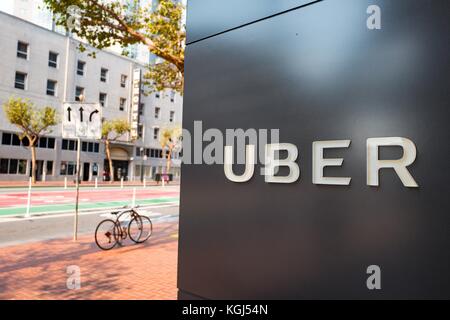 Cartello con il logo presso la sede centrale di car-sharing technology company Uber nel sud del mercato (SOMA) quartiere di San Francisco, California, 13 ottobre 2017. SoMa è noto per avere una delle più alte concentrazioni di aziende di tecnologia e di startup di qualsiasi altra regione del mondo. () Foto Stock