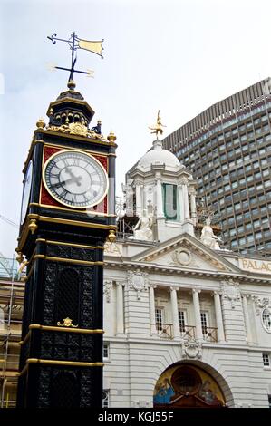 Torre dell'orologio Little Ben fuori dal Victoria Palace Theatre, Londra Regno Unito Foto Stock