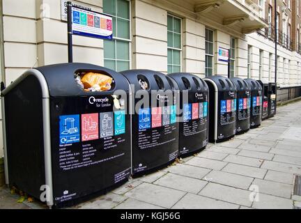 Contenitori di riciclaggio per rifiuti riciclabili assortiti, Gillingham Street, Londra, Inghilterra, Regno Unito Foto Stock