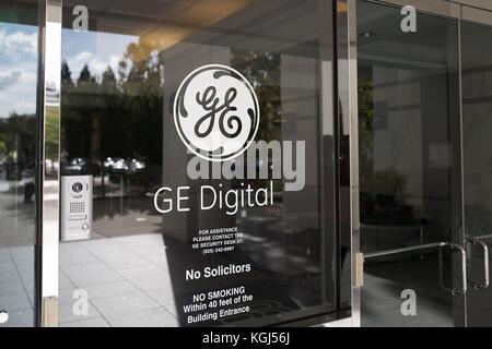 Cartello con il logo sull'ingresso anteriore della sede centrale di GE Digital, una divisione di General Electric, nel parco uffici Bishop Ranch a San Ramon, California, 20 ottobre 2017. () Foto Stock