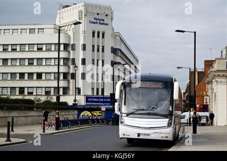 Pullman National Express parcheggiato presso la stazione degli autobus Victoria, Londra, Regno Unito Foto Stock