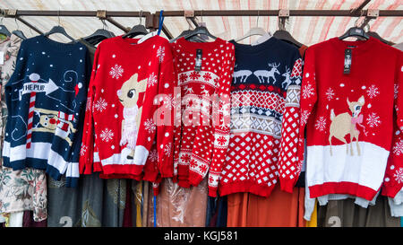 Mercato di Natale di stallo novità vendita ponticelli a maglia con coniglio e modelli di renne Foto Stock