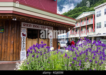 Juneau, Alaska, Stati Uniti d'America - luglio 28th, 2017: il cane rosso 3 volumi in corrispondenza di un angolo di Franklin st presso il downtown di Juneau, in Alaska. Foto Stock