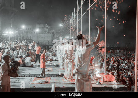 Sera aarti puja celebrazione nel fiume Gange . messa a fuoco selettiva è utilizzata. Foto Stock
