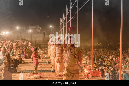 Sera aarti puja celebrazione nel fiume Gange . messa a fuoco selettiva è utilizzata. Foto Stock