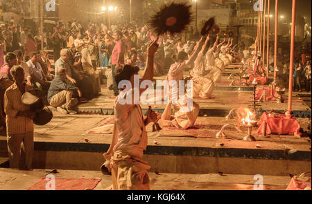 Sera aarti puja celebrazione nel fiume Gange . messa a fuoco selettiva è utilizzata. Foto Stock