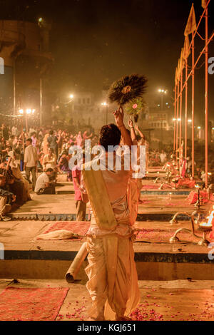 Sera aarti puja celebrazione nel fiume Gange . messa a fuoco selettiva è utilizzata. Foto Stock