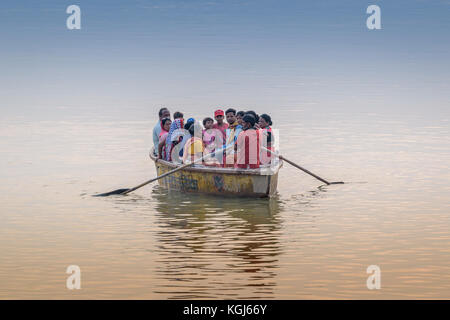 Turisti che si godono la mattina presto di equitazione in barca sul fiume Gange a varanasi,Uttar Pradesh, India. Foto Stock