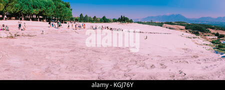 Vista panoramica:unidentified persone visitano pamukkale (castello di cotone) che è popolare con travertino piscine e terrazze dove le persone amano visitare in p Foto Stock