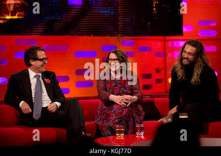 (Sinistra-destra) Hugh Grant, Sarah Millican e Jason Momoa durante le riprese del Graham Norton Show presso gli Studios di Londra, a sud di Londra, che saranno trasmesse sulla BBC One il venerdì sera. Foto Stock