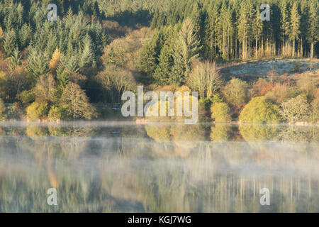 Serbatoio Llwyn-On, Parco Nazionale di Brecon Beacons, South Wales, Regno Unito. 8 Novembre, 2017. Regno Unito: meteo nebbia sul serbatoio come questa mattina l'acqua crea un riflesso perfetto del paesaggio. Credito: Andrew Bartlett/Alamy Live News Foto Stock