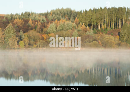 Serbatoio Llwyn-On, Parco Nazionale di Brecon Beacons, South Wales, Regno Unito. 8 Novembre, 2017. Regno Unito: meteo nebbia sul serbatoio come questa mattina l'acqua crea un riflesso perfetto del paesaggio. Credito: Andrew Bartlett/Alamy Live News Foto Stock