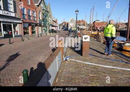 Spakenburg, Paesi Bassi. 6 novembre 2017. Vista del dique (c) high-tech presso lo storico porto di Spakenburg, Paesi Bassi, 6 novembre 2017. Il modello Super dique può essere esteso fino a 80 centimetri. La piccola città di Spakenburg è minacciata dal cambiamento climatico. Crediti: Annette Birschel/dpa/Alamy Live News Foto Stock