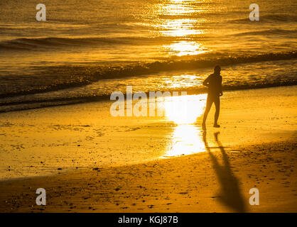 Billingham, Inghilterra nord-orientale. 8 Nov 2017. UK Weather: Un jogger sulla spiaggia di Seaton Carew all'alba su un mercoledì limpido e ghiacciato sulla costa nord-orientale. Credit: ALAN DAWSON/Alamy Live News Foto Stock