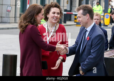 Ubs. Londra, Regno Unito. 8 novembre, 2017. Catherine è accolta da David soanes, UBS testa paese catherine come la duchessa di cambridge arriva a UBS per posizionare2essere la scuola di leaders forum come parte del suo lavoro in corso sulla salute mentale e il benessere dei bambini. La duchessa aprirà la conferenza e di partecipare ai delegati al forum che si considerino le questioni chiave e le ultime riflessioni sul ruolo che le scuole possono svolgere per affrontare problemi di salute mentale nei primi anni di vita. Credito: dinendra haria/alamy live news Foto Stock