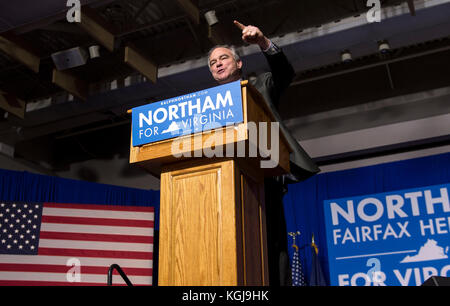 Fairfax, Virginia, Stati Uniti. 7 novembre 2017. Il senatore TIM KAINE (D-va) parla dopo che Ralph Northam aveva vinto la corsa del governatore della Virginia contro l'avversario ed Gillespie. Crediti: Brian Cahn/ZUMA Wire/Alamy Live News Foto Stock