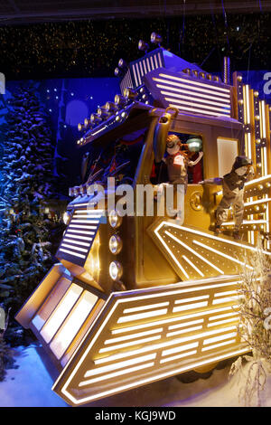 Parigi, Francia. 7 Nov, 2017. La rivelazione di Natale di finestra visualizzata al Printemps Haussmann store il 7 novembre 2017 a Parigi, Francia. Credito: Bernard Menigault/Alamy Live News Foto Stock