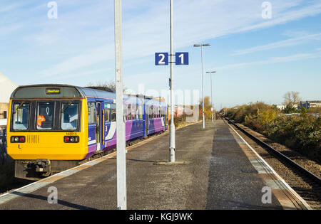 Nord classe rampa 142 pacer il treno alla stazione di Billingham, a nord-est dell' Inghilterra. Regno Unito Foto Stock