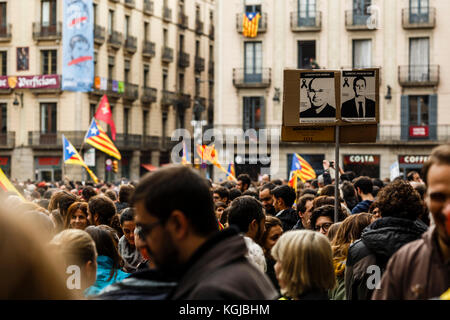 8 novembre 2017 - Barcellona, Barcellona, Spagna - manifestanti che chiedono la libertà per i prigionieri politici durante la concentrazione in Piazza Sant Jaume, Barcellona credito: Joan Gosa Badia/Alamy Foto Stock