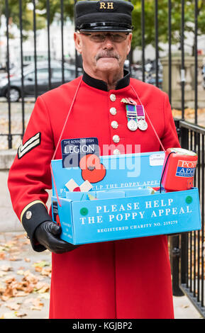 Londra 8 novembre 2017; un pensionato di Chelsea (un servizi armati veterano vivente nella Royal Hospital Chelsea) vendita poppies in Whitehall, Londra, davanti a ricordo della domenica. (Una commemorazione di quelli del personale di servizio che sono morti in conflitti) Credito: Ian Davidson/Alamy Live News Foto Stock