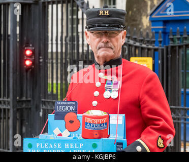 Londra 8 novembre 2017; un pensionato di Chelsea (un servizi armati veterano vivente nella Royal Hospital Chelsea) vendita poppies in Whitehall, Londra, davanti a ricordo della domenica. (Una commemorazione di quelli del personale di servizio che sono morti in conflitti) Credito: Ian Davidson/Alamy Live News Foto Stock