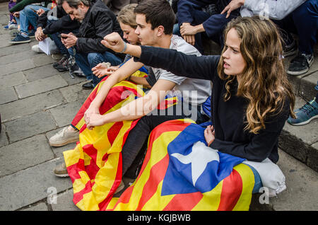 Napoli, Italia. 8 novembre 2017. Barcellona, Catalogna, Spagna. 8 novembre 2017. I manifestanti hanno partecipato allo sciopero generale e si sono riuniti nella piazza della cattedrale tenendo la bandiera della Catalogna durante la manifestazione. Decine di migliaia di manifestanti si recano fino a piazza San Jaume per radunarsi e partecipare allo sciopero generale a sostegno dei prigionieri politici catalani e contro l'intervento degli stati spagnoli in Catalogna. Questo sciopero regionale rientra nella settimana di lotta e protesta che chiede il rilascio dei prigionieri politici, la sospensione dell'articolo 155 degli spagnoli Foto Stock